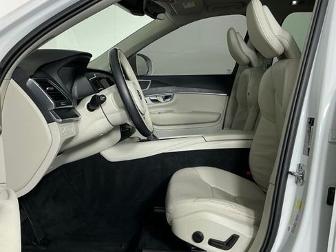 Used 2020 Volvo XC90 T5 Momentum FWD image 9