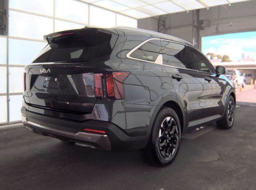 Used 2025 Kia Sorento S w/ Panoramic Sunroof Package FWD image 4