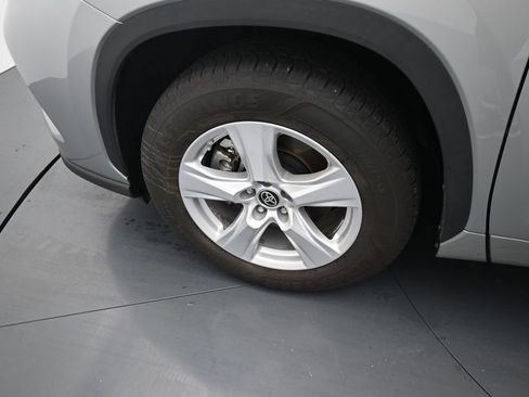 Used 2023 Toyota Highlander LE FWD image 17