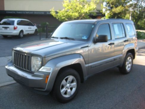 Used 2012 Jeep Liberty Sport AWD/4WD image 2