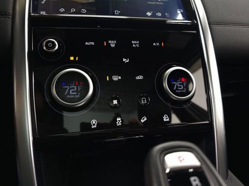 Used 2022 Land Rover Discovery Sport SE image 30