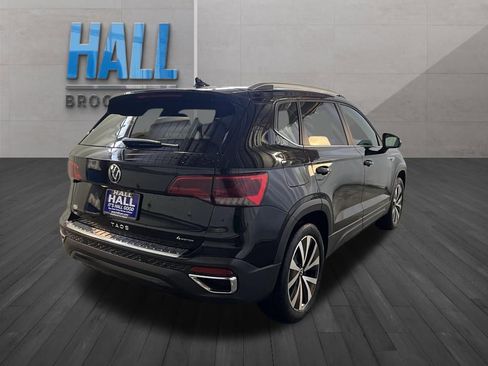 Used 2023 Volkswagen Taos SE w/ Panoramic Sunroof Package image 6