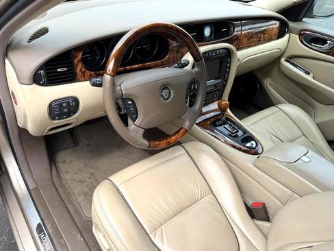Used 2005 Jaguar XJ8 L image 11