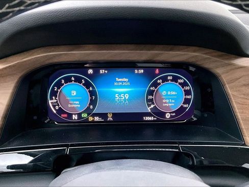 Used 2025 Volkswagen Atlas SE image 25