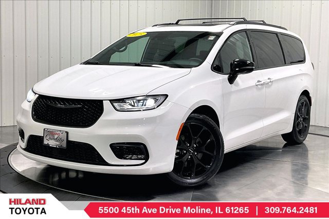 Used 2025 Chrysler Pacifica Limited FWD image 1