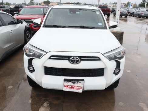 Used 2021 Toyota 4Runner SR5 Premium w/ Moonroof Package RWD image 4