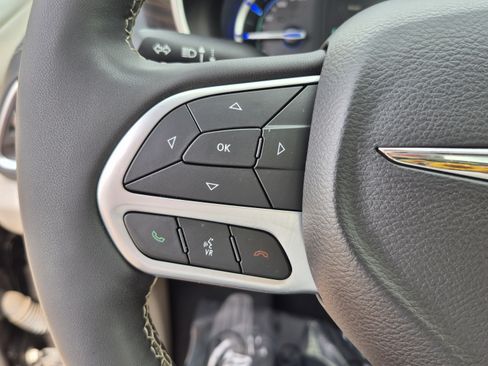 Used 2023 Chrysler Pacifica Limited FWD image 31