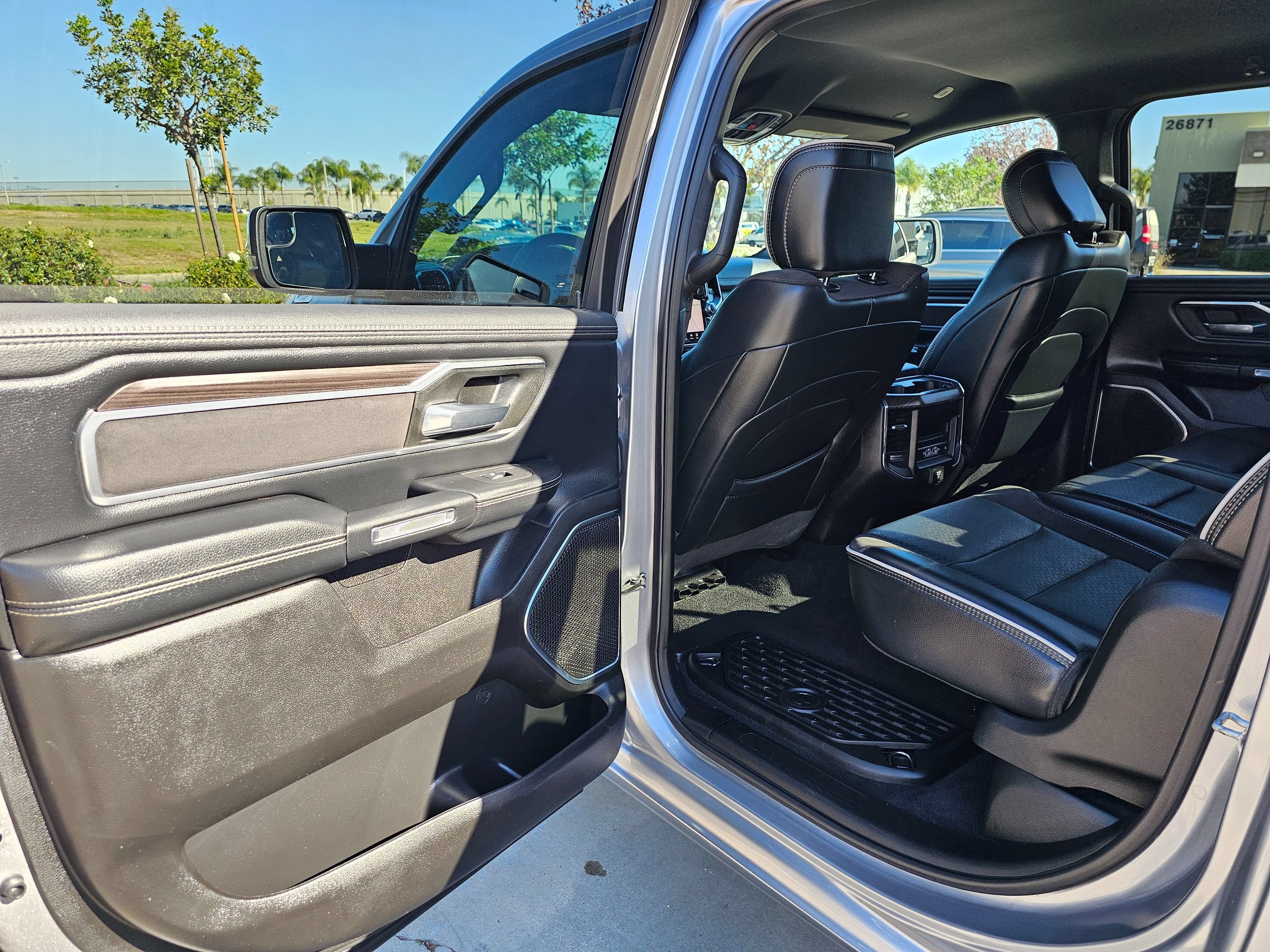 Used 2025 RAM 1500 Laramie AWD/4WD image 18