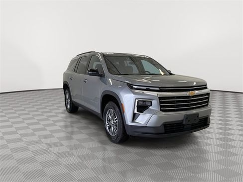 Certified 2025 Chevrolet Traverse LT image 2