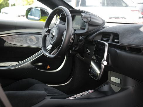 Used 2024 McLaren Artura image 32