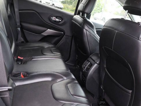 Used 2019 Jeep Cherokee Latitude Plus w/ Cold Weather Group AWD/4WD image 16