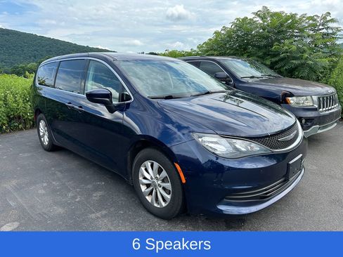 Used 2017 Chrysler Pacifica Touring FWD image 2