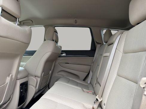 Used 2019 Jeep Grand Cherokee Laredo RWD image 16