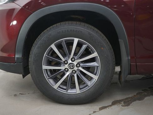 Used 2018 Toyota Highlander XLE AWD/4WD image 24