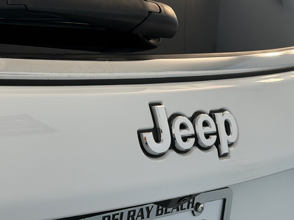 Used 2025 Jeep Compass Latitude w/ Sun & Sound Group AWD/4WD image 12