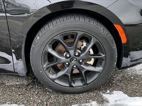 Used 2025 Chrysler Pacifica Limited image 8