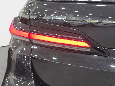 Certified 2024 BMW 740i RWD image 22