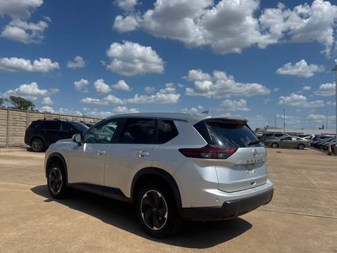 Certified 2025 Nissan Rogue SV FWD image 15