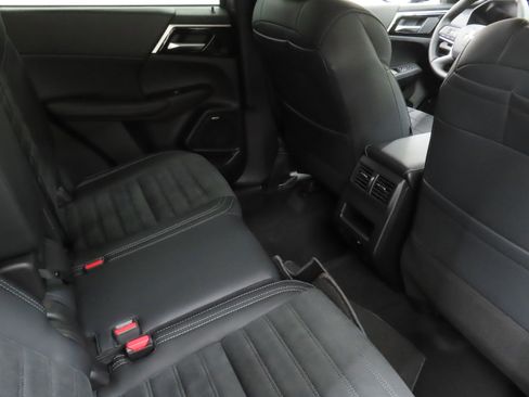 New 2026 Mitsubishi Outlander SE image 23