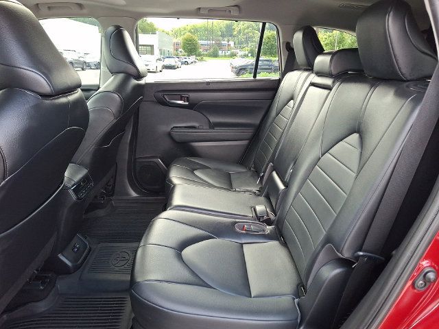 Certified 2022 Toyota Highlander XLE AWD/4WD image 10