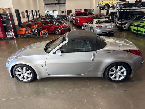 Used 2004 Nissan 350Z Enthusiast w/ Side Airbags Pkg image 4