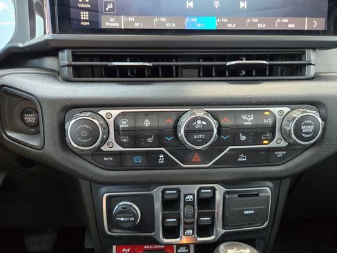 Used 2024 Jeep Wrangler Unlimited AWD/4WD image 26