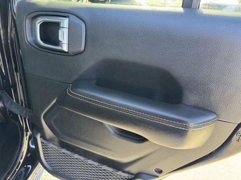 Certified 2025 Jeep Wrangler Sahara AWD/4WD image 11