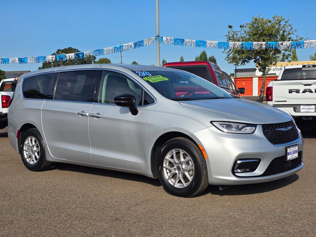 Used 2024 Chrysler Pacifica Touring-L FWD image 28