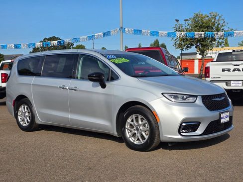 Used 2024 Chrysler Pacifica Touring-L FWD image 28