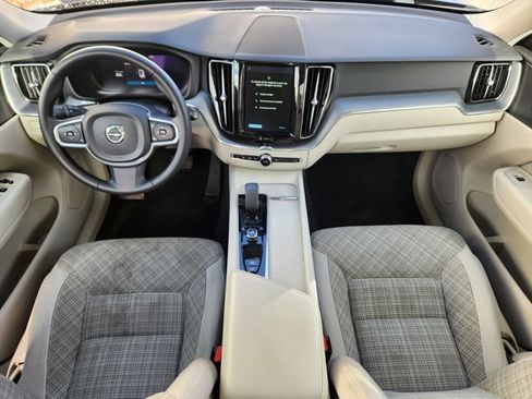 Certified 2022 Volvo XC60 B5 Momentum image 12