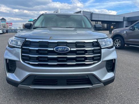 Used 2025 Ford Explorer Active AWD/4WD image 3