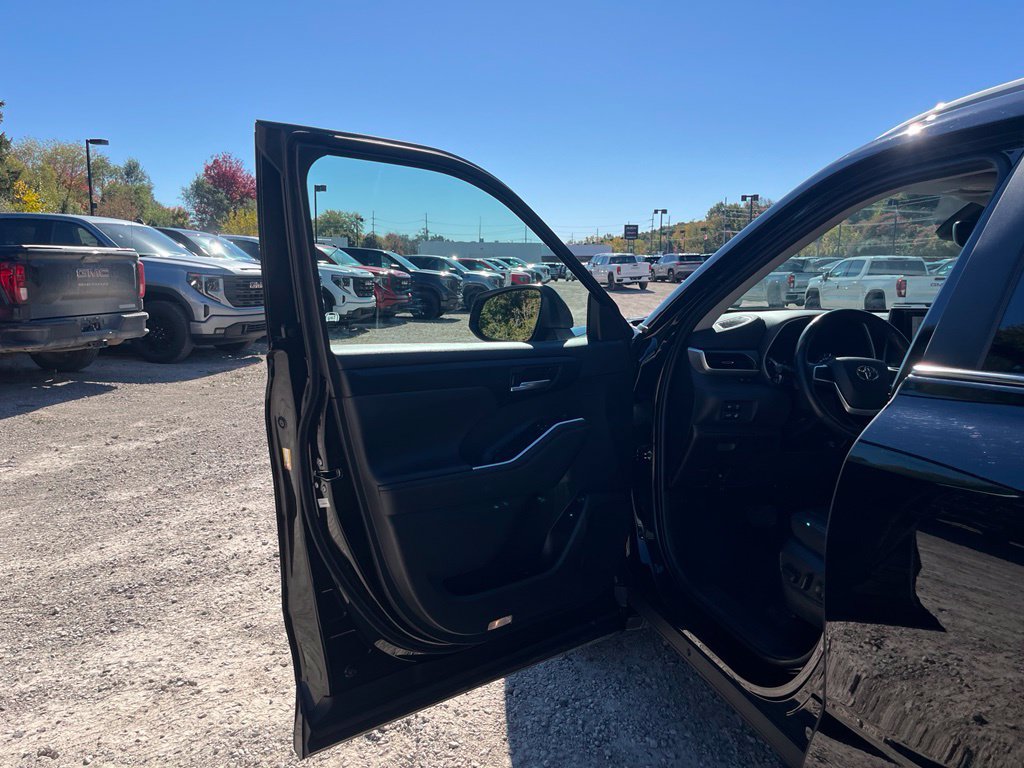 Used 2023 Toyota Highlander XLE AWD/4WD image 20