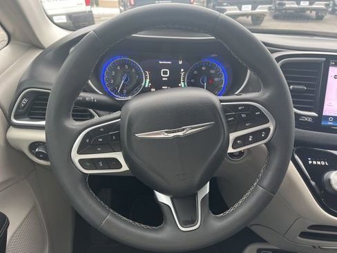Used 2023 Chrysler Pacifica Touring-L FWD image 35