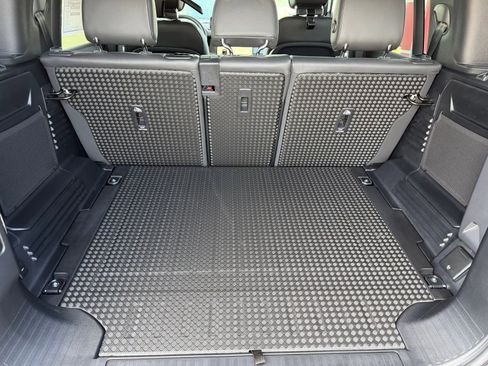 New 2026 Land Rover Defender 110 X-Dynamic SE image 28