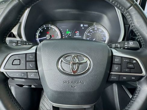 Used 2023 Toyota Highlander XLE FWD image 16