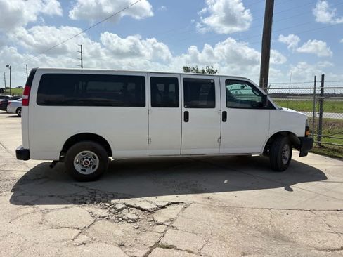 Used 2022 GMC Savana 3500 LS RWD image 3