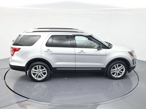 Used 2017 Ford Explorer XLT w/ Equipment Group 202A AWD/4WD image 40