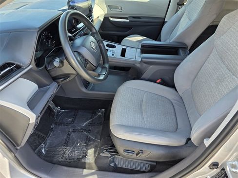 Used 2022 Toyota Sienna LE image 9