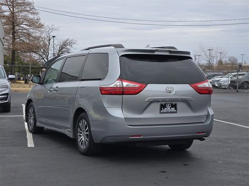 Used 2018 Toyota Sienna XLE Premium image 5