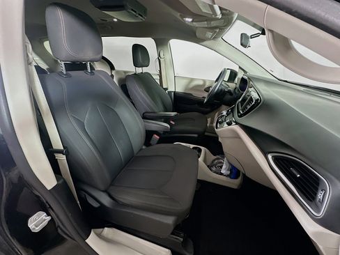 Used 2019 Chrysler Pacifica LX w/ Tire & Wheel Group FWD image 31