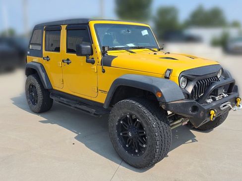 Used 2015 Jeep Wrangler Unlimited Rubicon w/ Connectivity Group AWD/4WD image 7