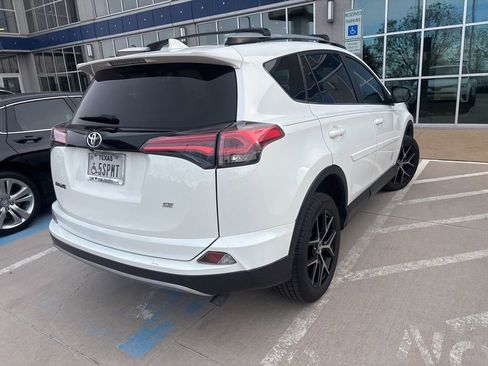 Used 2018 Toyota RAV4 SE image 4