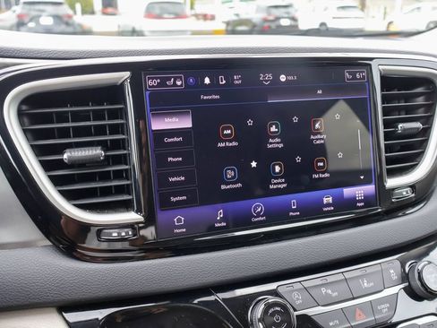 Used 2023 Chrysler Pacifica Touring-L FWD image 5