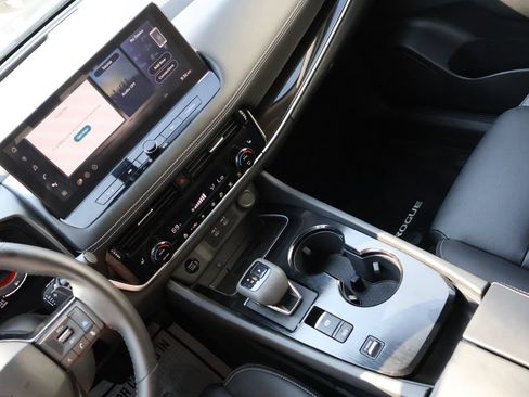 Used 2025 Nissan Rogue SL FWD image 25