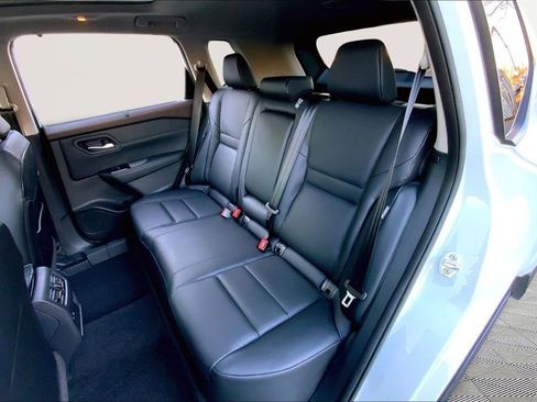 Used 2023 Nissan Rogue SV w/ SV Premium B Package image 16