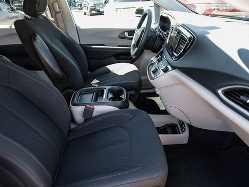 Used 2018 Chrysler Pacifica Touring Plus w/ Tire & Wheel Group FWD image 19