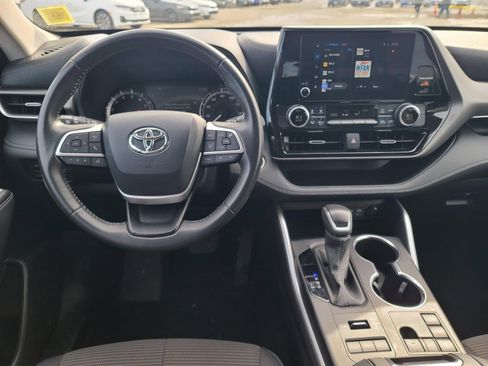 Used 2024 Toyota Highlander LE AWD/4WD image 13