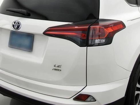 Used 2018 Toyota RAV4 LE image 7