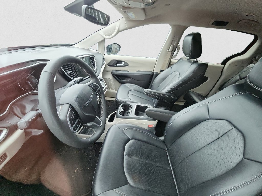 Used 2024 Chrysler Pacifica Touring-L FWD image 7