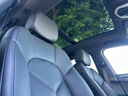 Certified 2025 Porsche Macan AWD/4WD image 18